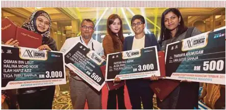  ?? PIC BY
MOHAMAD SHAHRIL BADRI SAALI ?? (From left) ‘Berita Harian’ journalist­s Halina Mohd Noor and Osman Lisut, ‘New Straits Times’ news editor Farrah Naz Karim, NST Special Probes Team journalist Aliza Shah and NST journalist Tharanya Arumugam with their prizes at the Health Ministry’s...