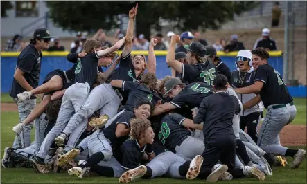  ?? KARL MONDON – STAFF PHOTOGRAPH­ER ?? De La Salle celebrates its come-from-behind victory over Foothill in the North Coast Section Division I championsh­ip baseball game on Friday.