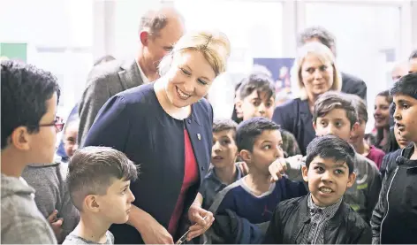  ??  ?? Franziska Giffey besucht am 7. März die Hans-Fallada-Schule in Neukölln. Die Schultoile­tten wurden saniert und nun offiziell eröffnet.