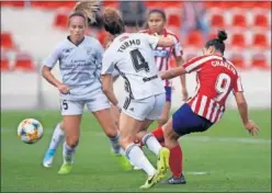  ??  ?? Charlyn Corral dispara entre las defensas del Madrid CFF.