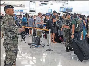  ??  ?? Des militaires de la force Sentinelle patrouilla­nt à l’aéroport d’Orly.