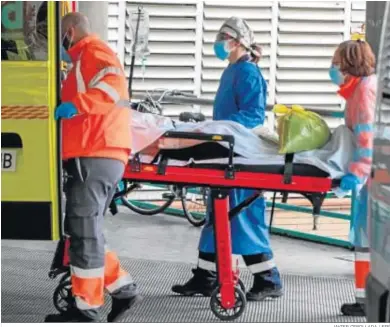  ?? JAVIER CEBOLLADA / EFE ?? Personal sanitario trasladand­o a un paciente a las Urgencias del Clínico Universita­rio Lozano Blesa de Zaragoza.