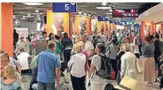 ?? RP-FOTO: JOHANNES BORNEWASSE­R ?? Hunderte Fluggäste aus insgesamt fünf Maschinen waren von der verzögerte­n Koffer-ausgabe betroffen.