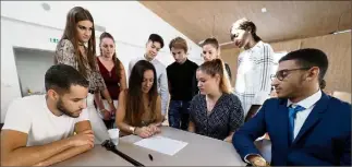  ??  ?? Première étape de cette rentrée scolaire au lycée Audiberti : une découverte de chacun. Puis ensuite on prête serment... (Photo Jean-Sébastien Gino-Antomarchi)