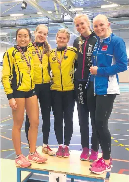  ?? FOTO: PRIVAT ?? SUKSESS I SANDNES: Lise Hornnes (t.v.), Emelia Tveitå, Unni Tveitå, Mai Britt Berge og Line Myrestøl Johansson med hver sin medalje fra UM og NM i mangekamp i Sandneshal­len. Lise og Emelia kunne smile ekstra for gull.