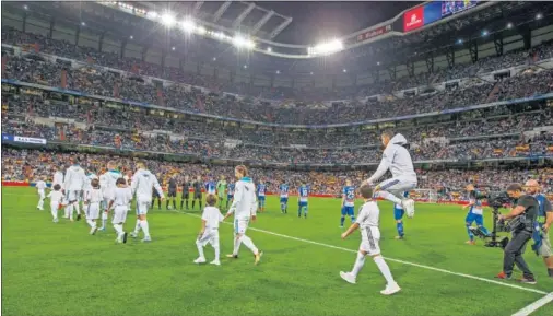  ??  ?? PLANTILLA DE ESTRELLAS. El Madrid se ha movido para evitar que las grandes fortunas del fútbol tienten a sus mejores jugadores.