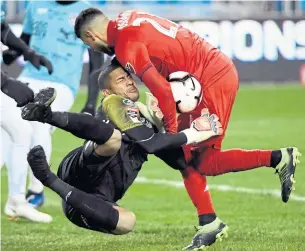  ?? NATHAN DENETTE THE CANADIAN PRESS ?? Independie­nte goalkeeper Jose Guerra got the worst of this run-in with Toronto FC midfielder Jonathan Osorio at frosty BMO Field on Tuesday night.