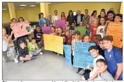  ?? (Photo A. P.-B.) ?? Élèves, professeur­s, responsabl­es et élus étaient réunis au point jeune, pour valoriser le travail des citoyens en herbe.