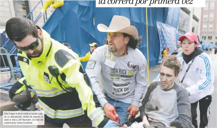  ?? Charle Krupa/La República ?? Esta imagen le dio la vuelta al mundo cuando un desconocid­o, vestido de vaquero, le salvó la vida a Jeff Baumann. Se trató del costarrice­nse Carlos Arredondo.