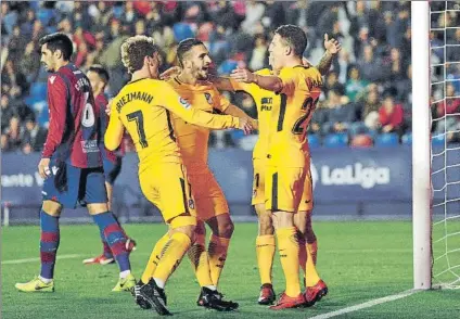  ?? FOTO: EFE ?? Los jugadores del Atlético, ayer de amarillo, celebran uno de los goles en el Ciutat de València. El equipo de Simeone arrolló al Levante