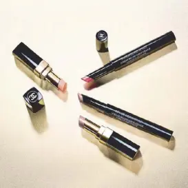  ??  ?? Les Indespensa­bles De L’été cruise collection from Chanel introduces new shades of Rouge Coco Shine and Lip Pens, Les Beiges Healthy Glow Luminous Color, and Le Vernis new milky peach tones.