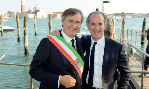  ??  ?? Insieme Il sindaco di Venezia Luigi Brugnaro insieme al presidente della Regione Luca Zaia durante un incontro istituzion­ale in laguna