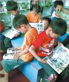  ?? PROVIDED TO CHINA DAILY ?? Students read donated books at the Central Primary School, Ruyi county, Hunan.