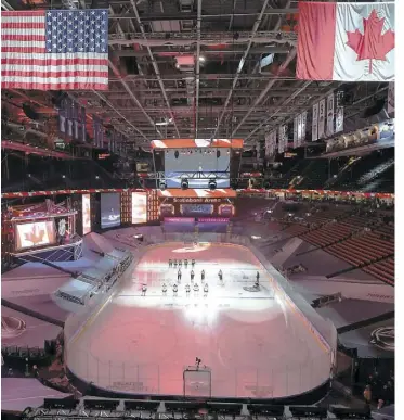  ?? PHOTO AFP ?? Les joueurs et les partisans n’ont pas eu droit à un hymne national canadien bilingue, samedi à Toronto, avant le match remporté par le Canadien face aux Penguins.