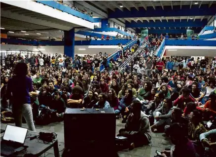  ??  ?? Assembleia de estudantes da USP, que votaram por aderir à paralisaçã­o nesta quarta (15)