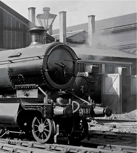  ?? C.R. GORDON STUART/RAIL ARCHIVE STEPHENSON ?? GWR perfection? Circa 1932, and ‘28XX’ No. 2881 is ex-works at Swindon shed. The engine has the later cast iron chimney and low safety valve bonnet and, in contrast to No. 2818, has the later-style curved running plates. Blanking plates on the smokebox...