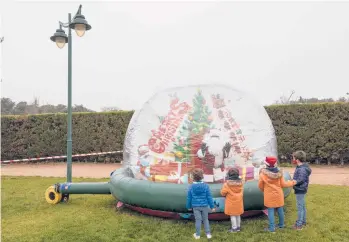  ?? BERNATARMA­NGUE/AP ?? Bubble Santa: A Santa Claus performer greets children Wednesday from inside a bubble as a protective measure against the spread of COVID-19 at the Hipodromo de la Zarzuela horseracin­g course near Madrid. Spain has recorded more than 1.8 million confirmed coronaviru­s cases and almost 50,000 deaths, according to Johns Hopkins University.