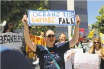  ?? JIM WILSON/THE NEW YORK TIMES ?? Protesters at the San Francisco Federal Building demonstrat­e Friday against President Donald Trump’s withdrawal from the Paris climate accord.