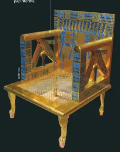  ??  ?? Reconstruc­ción de la segunda silla de madera dorada, con incrustaci­ones de fayenza y una elaborada decoración. Reposabraz­os en forma de halcón posado sobre una columna papiriform­e.