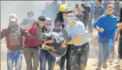  ?? REUTERS ?? A wounded Palestinia­n is evacuated during fresh clashes.