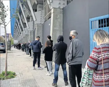  ??  ?? Imagen de esta semana en las taquillas de Riazor, donde decenas de aficionado­s fueron a por sus entradas.