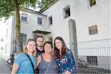  ?? Foto: Annette Zoepf ?? Auf Spurensuch­e in Augsburg (von links): Léa Wrobel, Erwann Masurel, Rose Marie Duval und Emma Wrobel vor dem Haus in Lechhausen, in dem Duvals Vater einst lebte.