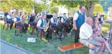  ?? FOTO: HELMUT STROPPEL ?? Bei der Kuschelpol­ka der Gutenstein­er Kapelle spielt Musikant Peter Alexander einer Dame ein Ständchen. Dirigent Alois Kille achtet auf die Töne.