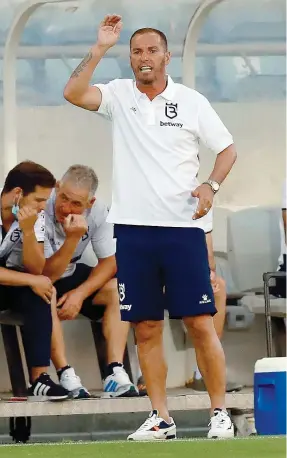  ??  ?? Petit tem feito do Belenenses uma máquina a defender