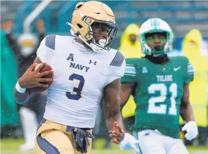  ?? CHRIS GRAYTHEN/GETTY ?? Navy’s Mychal Cooper caught a 32-yard touchdown pass in the fourth quarter to tie the score.