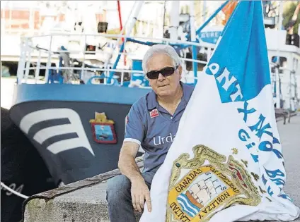  ?? FOTO: MAIKA SALGUERO/EL CORREO ?? Agustín Aranburu junto a la Bandera de La Concha