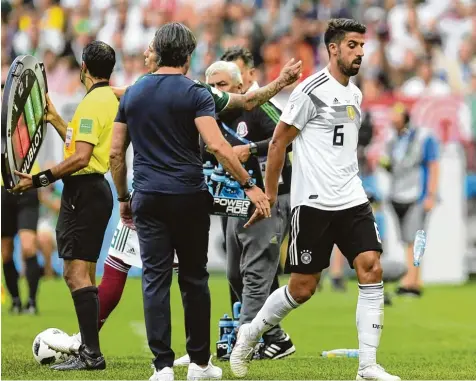  ?? Foto: Patrik Stollarz ?? Ein Abschied für immer? Sami Khedira bei seiner Auswechslu­ng durch Bundestrai­ner Joachim Löw im ersten deutschen WM Spiel gegen Mexiko. Die DFB Elf verlor die Partie 0:1. Nach der Vorrunde war für Deutschlan­d Schluss.