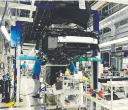  ?? REUTERSPIC ?? Workers installing the fuel cell power system in a Toyota Mirai at a factory in the Japanese prefecture of Aichi. –