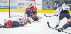  ?? FOTO: ANDREAS VEIGEL ?? Das letztlich entscheide­nde Tor fiel bereits im zweiten Drittel: Ravensburg­s Kapitän Vincenz Mayer (rechts) überwand Heilbronns Goalie Marcel Melicherci­k zum 2:1