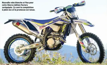  ??  ?? Nouvelle robe blanche et fluo pour cette Sherco édition Factory suréquipée. Ça sent la compétitio­n à plein nez et la promesse est tenue.