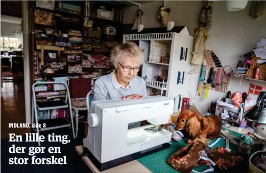  ??  ?? Hjemme i lejlighede­n i Smørum syer den 79-årige Ulla Nanni Andersen poser til draen. Stofposern­e er til patienter på Herlev Hospital. Foto: Stine Bidstrup