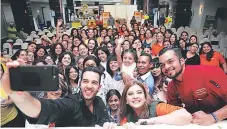  ??  ?? Yisus se tomó muchas selfies con los asistentes, que no se perdieron ni un detalle de la Expo.