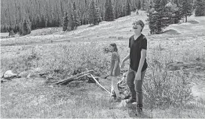  ?? CHRISTOPHE­R ELLIOTT ?? Erysse and Iden Elliott hang out in Rocky Mountain National Park in 2018. This breathtaki­ngly beautiful destinatio­n is only a short drive from Denver.