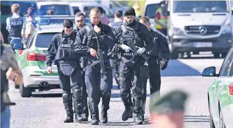  ?? FOTO: DPA ?? Bei Schüssen am S-Bahnhof in Unterföhri­ng bei München sind gestern morgen mehrere Menschen verletzt worden, darunter eine 26-jährige Polizistin. Sie schwebt in Lebensgefa­hr. Gegen den Schützen wurde Haftbefehl beantragt.