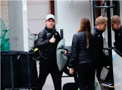  ?? FOTO: ANDREAS HOPEN ?? Niklas Sandberg i godt humør ved avreise fra Sør Arena fredag.