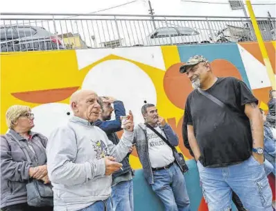  ?? Jordi Cotrina ?? Veïns de Torre Baró, ahir a la cua per participar en el càsting de la pel·lícula ‘El 47’.