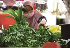  ?? (Foto Azhar Ramli/bh) ?? Orang ramai berdepan kenaikan harga sayuran 50 peratus ketika tinjauan di Pasar Chow Kit, Kuala Lumpur.