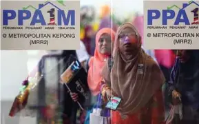  ?? Pic by Mohamad Shahril Badri Saali ?? Visitors at the groundbrea­king of a housing scheme for civil servants (PPA1M) in Kepong, Kuala Lumpur. The government has set up a scheme of end-financing for housing projects that provides loans of up to 100 per cent.