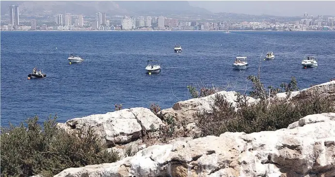  ?? Fotos: Ángel García ?? Bei Bootsbesit­zern ist die Insel von Benidorm, die zum Naturpark Sierra Helada gehört, für einen Tagesausfl­ug sehr beliebt.