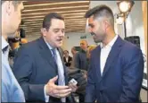  ??  ?? La sede de la AFE se llenó en la presentaci­ón. Alfonso Reyes habló con Gonzalo y Javier Matallanas, y Roncero con Aganzo.