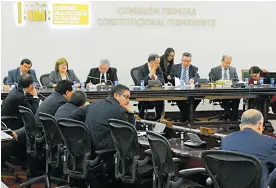  ?? JOHNNY HOYOS ?? Senadores discutiend­o ayer la reforma política en la Comisión Primera.