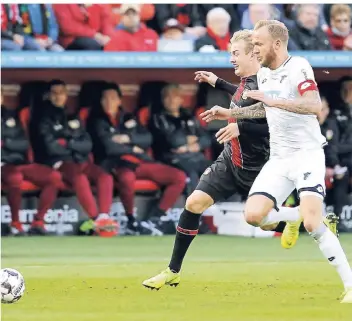  ?? FOTO: IMAGO ?? Spintduell unentschie­den: Julian Brandt (Bayer Leverkusen) und Kevin Vogt (Hoffenheim) im Zweikampf. Das Spiel gewannen die Gäste aus dem Kraichgau.