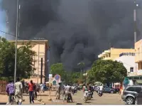  ?? (Photo AFP) ?? Hier, le gouverneme­nt burkinabè a rapidement évoqué une « attaque terroriste perpétrée [...] par des hommes lourdement armés non identifiés ».