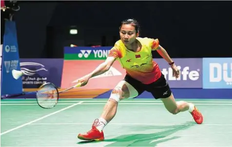  ?? Getty Images ?? Stretched Wang Yihan, the former world No. 1 from China, tries to retrieve a shot from Thailand’s Ratchanok Intanon during day two of the BWF Dubai World Superserie­s 2015 Finals at the Hamdan Sports Complex yesterday.