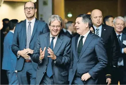  ?? JOHN THYS / AFP ?? El comissari europeu d’Economia, Paolo Gentiloni, amb el ministre irlandès, Paschal Donohoe