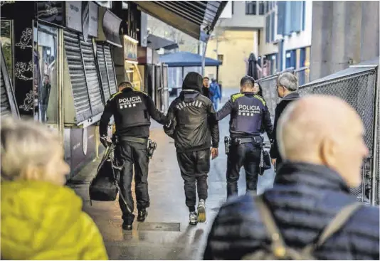  ?? Jordi Otix ?? Los Mossos se llevan a un detenido en el mercado de la Boqueria, en Barcelona.